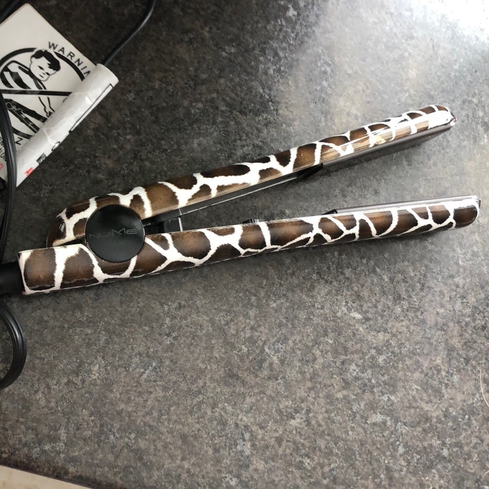 NuMe hair straightener / waver